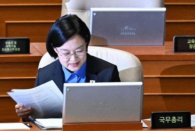 한성숙 국무총리가 11일 국회에서 경제 분야 대정부질문이 예정된 정기국회 제7차 본회의에 출석해 자료를 살피고 있다. 서재훈 기자