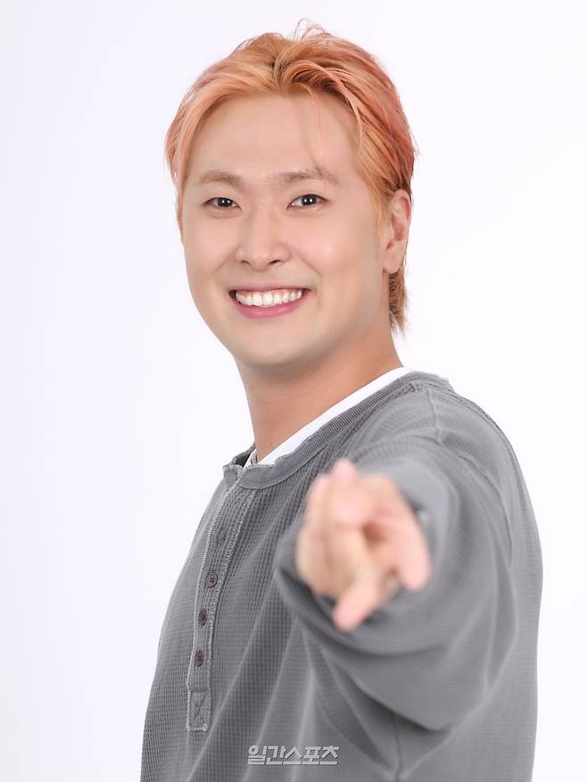 코미디언 유영우가 9일 오전 서울 중구 KG타워에서 진행된 일간스포츠와의 인터뷰에 앞서 사진 촬영을 하고 있다.서병수 기자 qudtn@edaily.co.kr /2026.09.09/