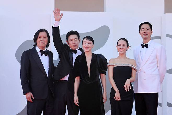 지난 6일 이탈리아 베니스에서 열린 베니스영화제에서 이창동 감독과 배우들이 레드카펫에 서있다. 로이터 연합뉴스