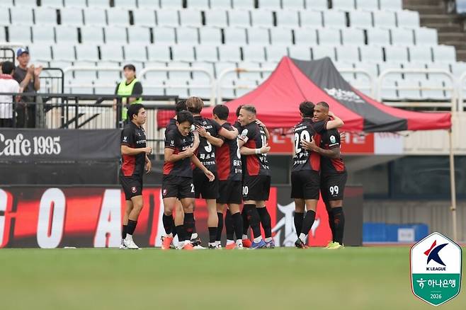 부천 선수들이 12일 제주전에서 득점 후 환호하고 있다. 한국프로축구연맹
