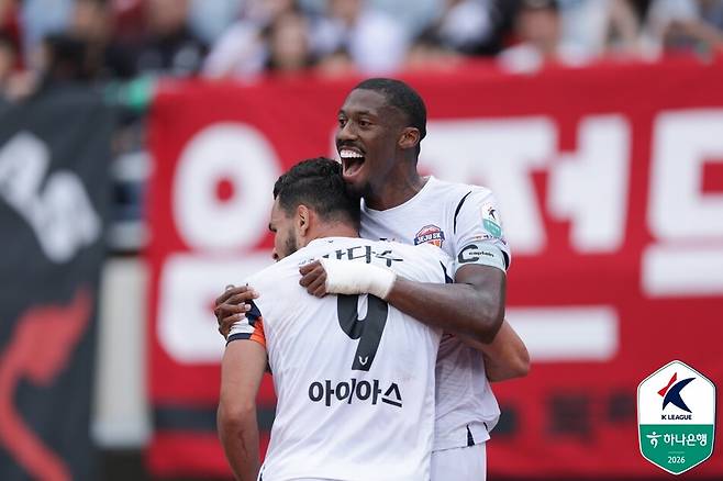 제주 이탈로와 아이아스가 득점을 기록 후 환호하고 있다. 한국프로축구연맹