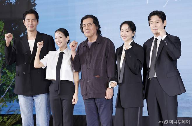 [서울=뉴시스] 김혜진 기자 = 배우 조인성(왼쪽부터), 조여정, 이창동 감독, 전도연, 설경구가 25일 오전 서울 마포구 호텔나루에서 열린 넷플릭스 영화 '가능한 사랑' 제작보고회에서 포즈를 취하고 있다. 2026.08.25.