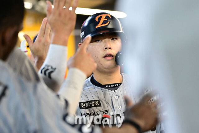 27일 인천 SSG랜더스필드에서 열린 '2026 신한 SOL KBO리그' 한화 이글스와 SSG 랜더스 경기. 한화 허인서가 4회초 선두타자로 나와 동점 솔로포를 친 후 동료들고 기뻐하고 있다./마이데일리