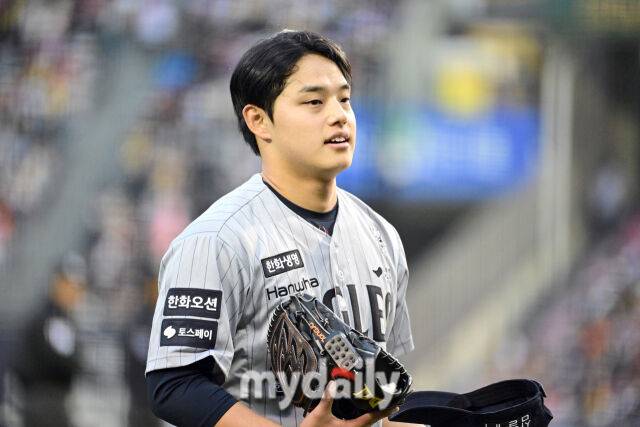 2026년 4월 21일 오후 서울 잠실구장에서 열린 '2026 신한 SOL KBO리그' 한화 이글스와 LG 트윈스의 경기. 한화 선발투수 문동주가 2회말 투구를 마친 뒤 더그아웃으로 들어가고 있다./마이데일리