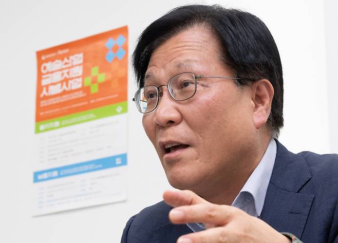 김장호 예술경영지원센터 대표가 10일 서울 종로구 홍익대학교 대학로 아트센터에서 헤럴드경제와 인터뷰를 하고 있다. [윤창빈 기자]