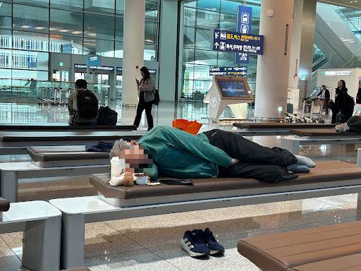 [인천공항=뉴시스] 김선우 인턴기자 = 인천국제공항 제2터미널 도착장 의자에서 잠을 청하는 남성의 모습. 2026.09.11. *재판매 및 DB 금지