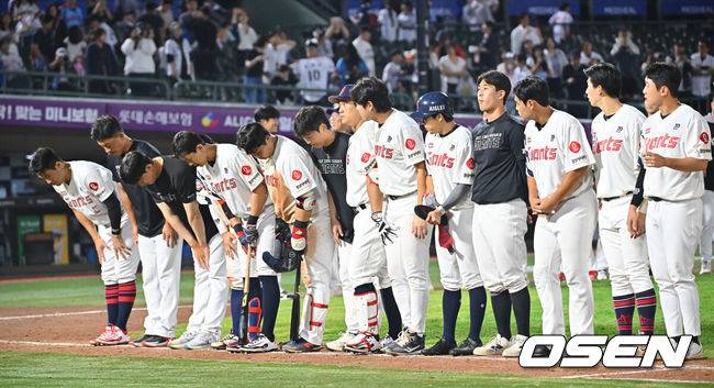 [OSEN=부산, 이석우 기자] 11일 부산 사직야구장에서 2026 신한 SOL KBO 리그 롯데 자이언츠와 KT 위즈의 경기가 열렸다. 홈팀 롯데는 김진욱이, 방문팀 KT는 로건이 선발 출전했다.롯데 자이언츠 선수들이 KT 위즈에 1-7로 패한 후 어두운 표정으로 인사를 하고 있다. 2026.09.11 / foto0307@osen.co.kr