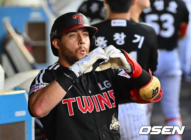 [OSEN=대구, 이석우 기자] 12일 대구삼성라이온즈파크에서 2026 신한 SOL KBO 리그 삼성 라이온즈와 LG 트윈스의 경기가 열렸다. 홈팀 삼성은 후라도가, 방문팀 LG는 톨허스트가 선발 출전했다. LG 트윈스 오스틴이 5회초 1사 우월 솔로 홈런을 치고 하트 세리머니를 하고 있다. 2026.09.12 / foto0307@osen.co.kr