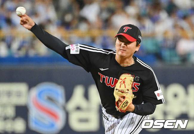 [OSEN=대구, 이석우 기자] 12일 대구삼성라이온즈파크에서 2026 신한 SOL KBO 리그 삼성 라이온즈와 LG 트윈스의 경기가 열렸다. 홈팀 삼성은 후라도가, 방문팀 LG는 톨허스트가 선발 출전했다. LG 트윈스 고우석이 역투하고 있다. 2026.09.12 / foto0307@osen.co.kr