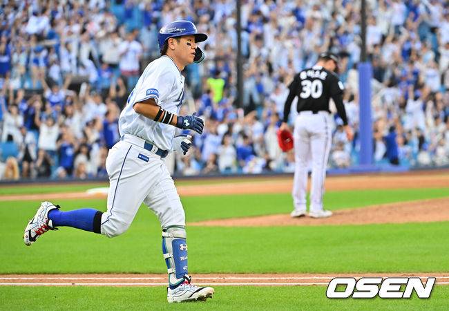 [OSEN=대구, 이석우 기자] 12일 대구삼성라이온즈파크에서 2026 신한 SOL KBO 리그 삼성 라이온즈와 LG 트윈스의 경기가 열렸다. 홈팀 삼성은 후라도가, 방문팀 LG는 톨허스트가 선발 출전했다. 삼성 라이온즈 강민호가 2회말 1사 1루 좌월 2점 홈런을 치고 그라운드를 돌고 있다. 2026.09.12 / foto0307@osen.co.kr