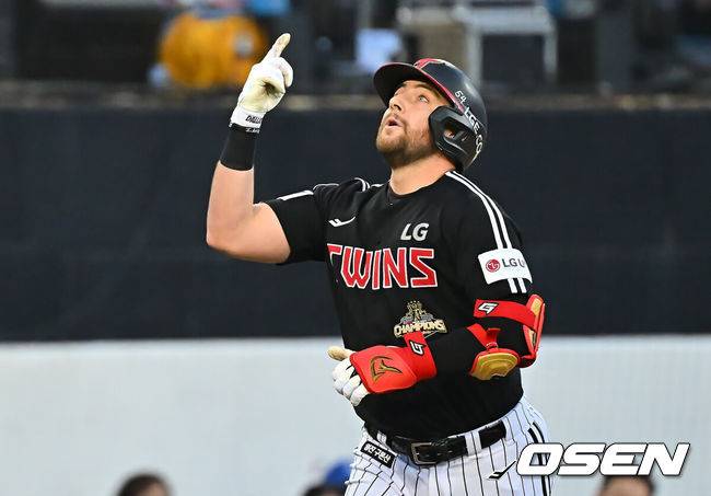 [OSEN=대구, 이석우 기자] 12일 대구삼성라이온즈파크에서 2026 신한 SOL KBO 리그 삼성 라이온즈와 LG 트윈스의 경기가 열렸다. 홈팀 삼성은 후라도가, 방문팀 LG는 톨허스트가 선발 출전했다. LG 트윈스 오스틴이 5회초 1사 우월 솔로 홈런을 치고 세리머니를 하고 있다. 2026.09.12 / foto0307@osen.co.kr