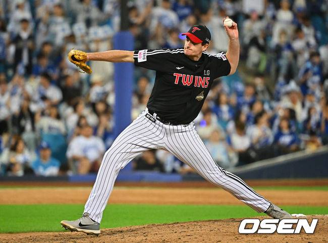 [OSEN=대구, 이석우 기자] 12일 대구삼성라이온즈파크에서 2026 신한 SOL KBO 리그 삼성 라이온즈와 LG 트윈스의 경기가 열렸다. 홈팀 삼성은 후라도가, 방문팀 LG는 톨허스트가 선발 출전했다. LG 트윈스 케네디가 역투하고 있다. 2026.09.12 / foto0307@osen.co.kr