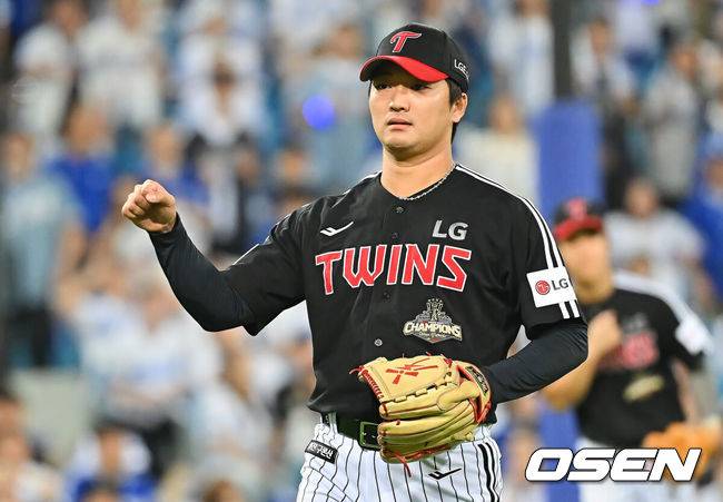 [OSEN=대구, 이석우 기자] 12일 대구삼성라이온즈파크에서 2026 신한 SOL KBO 리그 삼성 라이온즈와 LG 트윈스의 경기가 열렸다. 홈팀 삼성은 후라도가, 방문팀 LG는 톨허스트가 선발 출전했다. LG 트윈스 고우석이 6회말 1사 1루 삼성 라이온즈 류지혁을 2루수 병살타로 잡고 주먹을 불끈 쥐고 있다. 2026.09.12 / foto0307@osen.co.kr