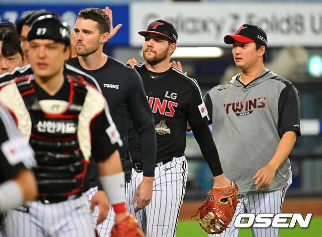 [OSEN=대구, 이석우 기자] 12일 대구삼성라이온즈파크에서 2026 신한 SOL KBO 리그 삼성 라이온즈와 LG 트윈스의 경기가 열렸다. 홈팀 삼성은 후라도가, 방문팀 LG는 톨허스트가 선발 출전했다. LG 트윈스 오스틴이 삼성 라이온즈에 4-3으로 승리하며 4연패를 탈출하고 하이파이브를 하고 있다. 2026.09.12 / foto0307@osen.co.kr