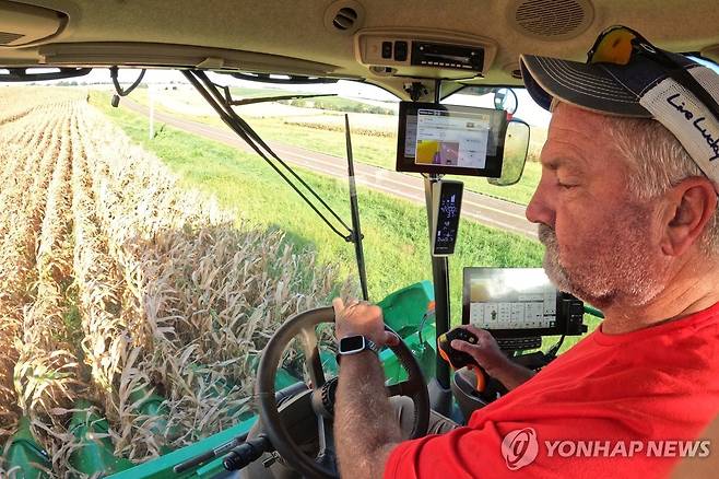 미 몬태나주에서 농기계 운전하는 모습 [AP=연합뉴스. 재판매 및 DB 금지]