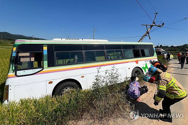 부상 승객 살피는 소방대원들 (함평=연합뉴스) 12일 오전 전남광주 함평군 월야면 한 농로에서 군내버스가 논두렁으로 빠져 전신주와 충돌한 사고가 발생해 소방대원들이 부상자를 살피고 있다. 2026.9.12 [전남광주통합소방본부 제공. 재판매 및 DB 금지] mhk0226@yna.co.kr
