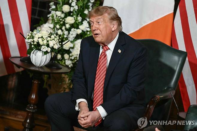 아일랜드를 방문한 도널드 트럼프 미국 대통령 (더블린 AFP=연합뉴스) 도널드 트럼프 미국 대통령이 12일(현지시간) 아일랜드 더블린에서 미할 마틴 총리와 대화를 나누고 있다. 2026.9.12 photo@yna.co.kr