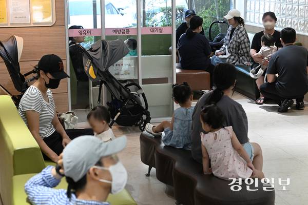 예년보다 이른 시기부터 독감 환자가 빠르게 늘고 있는 가운데 7일 수원시내 한 소아·청소년과 의원이 진료를 보러 온 시민들로 북적이고 있다. 2026.9.7 /최은성기자 ces7198@kyeongin.com