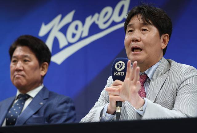2026 아이치·나고야 아시안게임 야구대표팀 최종 명단 공개 기자회견에서 취재진 질문에 답하고 있는 류지현 대표팀 감독. 연합뉴스