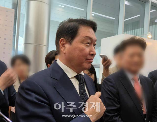 최태원 SK그룹 회장이 11일 울산전시컨벤션센터에서 열린 ‘2026 울산포럼’을 마친 뒤 기자들의 질문에 답하고 있다. [사진=신지아 기자]