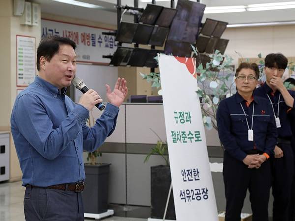 최태원 SK그룹 회장이 10일 SK이노베이션 울산CLX을 방문한 모습.