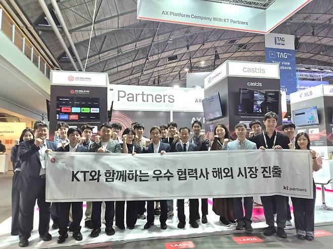 KT는 IBC 2026에서 미디어 분야 협력사와 함께 ‘KT글로벌상생성장관’을 운영한다. KT 임직원과 KT글로벌상생성장관에 참여한 협력사가 기념 촬영을 하고 있다.(KT)
