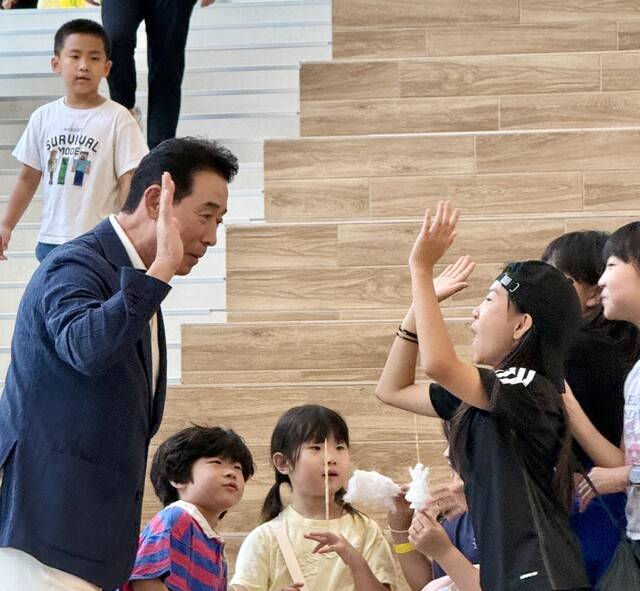 교육문화복합공간 ‘소흘 두런두런’에서 만난 한 아이들과 반갑게 하이파이브를 하는 백영현 포천시장(왼쪽).사진=박성용 기자