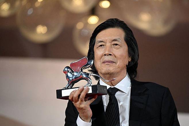 '가능한 사랑'로 은사자상 심사위원대상을 받은 이창동 감독이 2026년 9월 12일 이탈리아 베니스 리도에서 열린 제83회 베니스국제영화제 폐막식 후 레드카펫 포토콜에 참석하고 있다