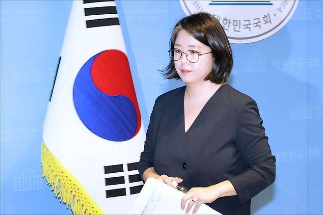 용혜인 성평등가족부 장관 후보자가 10일 오후 서울 여의도 국회 소통관 기자회견장에서 각종 의혹 관련 해명 기자회견을 마친 뒤 기자회견장을 나서고 있다. ⓒ데일리안 홍금표 기자