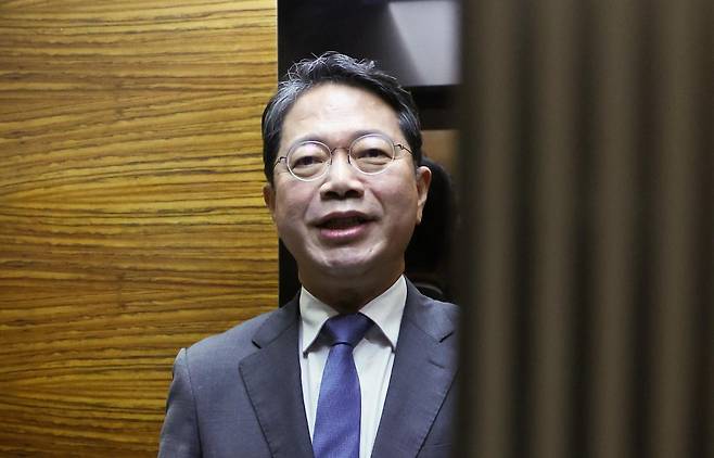 김승원 법무부 장관 후보자가 11일 서울 종로구에 마련된 인사청문회 준비사무실로 출근하며 승강기를 타고 있다. 뉴시스