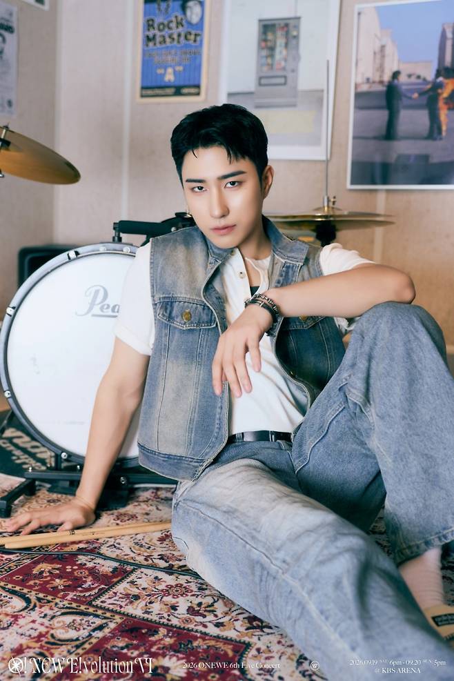 The band Distal splenorenal shunt procedure (onewe) has heightened anticipation by releasing new group and individual concept photos ahead of their solo concert, 2026 onewe 6th Live Concert O! NEW E!volution VI. These photos capture the members natural charms and musical individuality, garnering interest in the performance.The released group concept photo was produced in a scrapbook format, creating a kitschy and hip atmosphere. The members showcased their teamwork through poses utilizing their respective instruments and playful expressions, while emphasizing their individual personalities through comfortable casual looks.Distal splenorenal shunt procedure has built a unique musical world with all members participating in the songwriting process. At this concert, they plan to showcase an even broader musical spectrum and evolved capabilities.