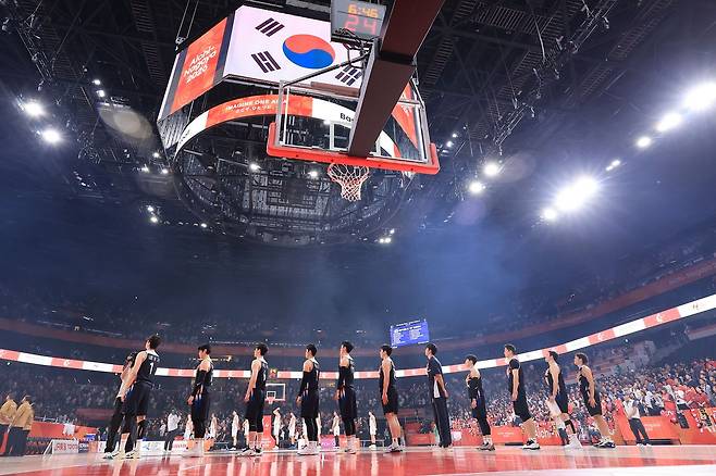 13일 일본 나고야 아이치 인터내셔널 아레나에서 열린 2026 아이치·나고야 아시안게임 남자 농구 예선 대한민국 대 일본 경기. 대한민국 대표선수들이 국기에 경례를 하고 있다. 연합뉴스