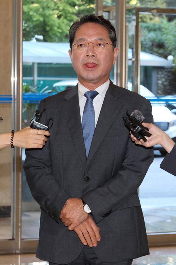 김승원 법무부 장관 후보자가 지난 11일 서울 종로구 인사청문회 준비 사무실로 출근하며 취재진의 질문을 듣고 있다. 연합뉴스