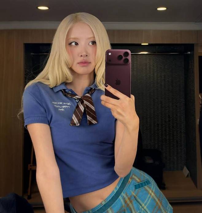 블랙핑크 로제가 아이폰18 프로를 들고 촬영한 애플 협업 게시물. 로제 인스타그램 캡처