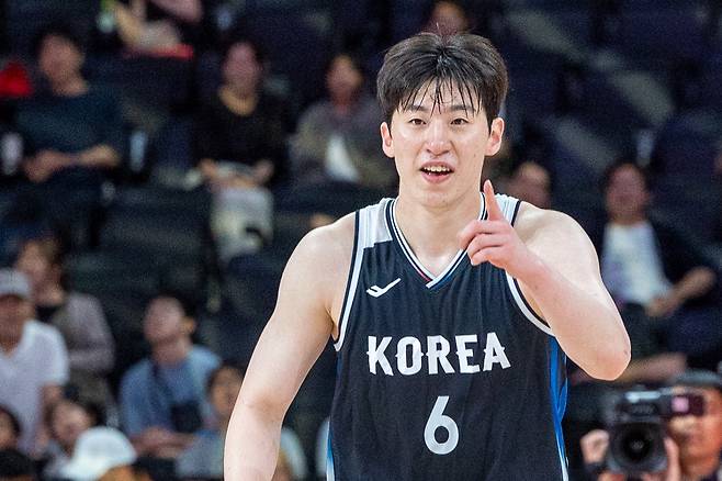 13일 아시안게임 남자농구 예선 한일전에서 이정현이 3점슛을 넣고 기뻐하고 있다.  뉴스1