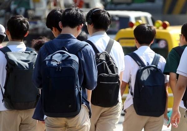 최근 5년간 19세 이하 아동·청소년 환자가 주요 정신 질환에서 40~50% 급증해 아동·청소년 맞춤형 지원 체계를 강화해야 한다는 목소리가 커지고 있다. 사진은 학생들 자료 사진. (연합뉴스)