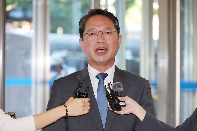 김승원 법무부 장관 후보자가 11일 서울 종로구 적선현대빌딩에 마련된 인사청문회 준비 사무실로 출근하며 취재진의 질문에 답하고 있다. [연합]