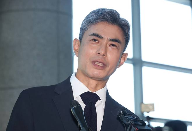 강신철 국방부 장관 후보자가 3일 청문회 준비 사무실이 차려진 서울 용산구 국방컨벤션으로 들어서며 취재진의 질문에 답하고 있다. [연합]