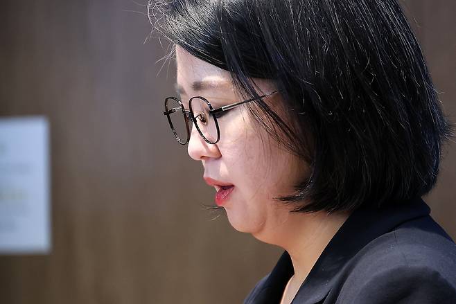 용혜인 성평등가족부 장관 후보자가 13일 국회 소통관에서 후보직 자진 사퇴 기자회견 도중 잠시 생각에 잠겨 있다. [연합]