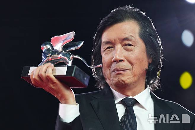 [베네치아=AP/뉴시스] 영화 '가능한 사랑'으로 심사위원대상을 수상한 이창동 감독이 12일(현지 시간) 이탈리아 베네치아에서 열린 제83회 베니스 영화제 폐막식에서 포즈를 취하고 있다. 2026.09.13