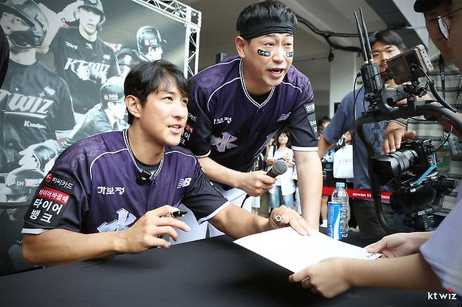 [서울=뉴시스] 프로야구 KT 위즈 황재균이 13일 수원 KT위즈파크에서 열린 2026 신한 쏠 KBO리그 롯데 자이언츠와의 홈 경기에 앞서 팬 사인회를 진행하고 있다. (사진=KT 위즈 제공) 2026.09.13. *재판매 및 DB 금지