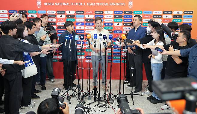 ▲ 축구 국가대표팀 '임시 사령탑'으로 선임된 로베르트&nbsp;모레노&nbsp;감독이 13일 인천국제공항 제1여객터미널을 통해 입국해 취재진 질문에 답변하고 있다.&nbsp;ⓒ연합뉴스