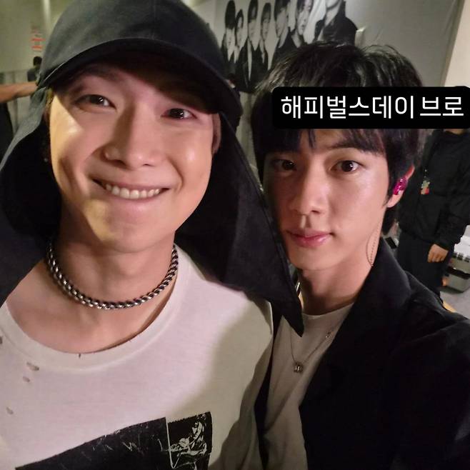 "해피벌스데이 브로" 방탄소년단 진, 멤버 생일 챙기는 '왕다정둥이'..RM 생일 축하