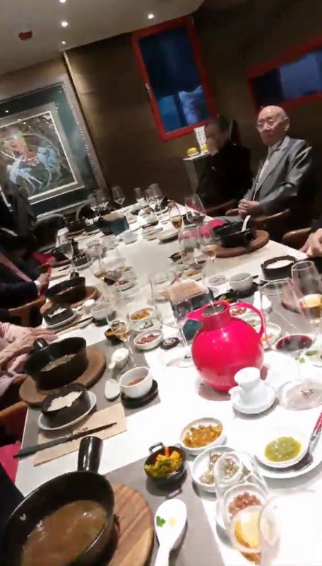 전두환 전 대통령과 12.12 쿠데타 주역들의 2019년 12월 12일 강남 호화 점심 식사 모습. 이 자리에는 12·12 쿠데타를 함께 일으킨 최세창 당시 3공수여단장과 정호용 당시 특전사령관 등이 참석했으며, 이들은 와인을 마시면서 건배사도 한 것으로 알려졌다.