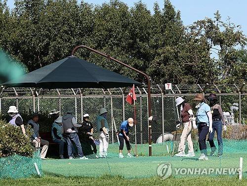 선선한 가을 즐기는 어르신들 [연합뉴스 자료사진]