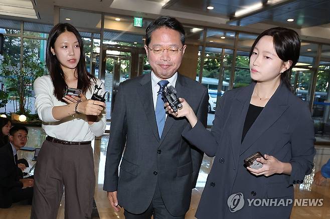 출근하는 김승원 법무장관 후보자 (서울=연합뉴스) 임화영 기자 = 김승원 법무부 장관 후보자가 11일 서울 종로구 적선현대빌딩에 마련된 인사청문회 준비 사무실로 출근하며 취재진의 질문을 듣고 있다. 2026.9.11 hwayoung7@yna.co.kr
