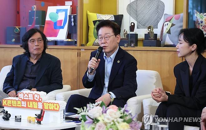 영화인과 대화하는 이재명 대통령 (생폴드방스[프랑스]=연합뉴스) 김도훈 기자 = 이재명 대통령이 7일(현지시간) 프랑스 남부 생폴드방스 마그 재단에서 국제 영화·영상 정상회의 '뤼미에르 서밋' 개막식 후 열린 영화인과의 대화에서 인사말을 하고 있다. 
    이번 행사는 서밋에 초청받은 한국 감독 및 배우들과의 간담회로 이창동·정주리 감독, 배우 설경구·전도연·김도연 씨, 김민영 넷플릭스 아시아태평양 지역 콘텐츠 총괄 부사장 등이 참석했다. 2026.9.7 superdoo82@yna.co.kr