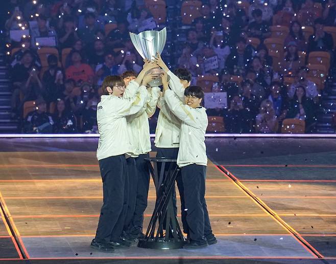 트로피 들어올리는 '2연속 우승' 젠지     (서울=연합뉴스) 김주환 기자 = 젠지 선수단이 2026 LCK 결승전에서 한화생명e스포츠를 세트 스코어 3:1로 꺾고 우승을 확정한 직후 트로피를 들어올리며 환호하고 있다. 2026.9.13 jujuk@yna.co.kr
