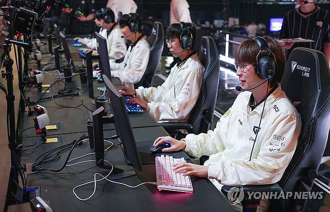 장비 점검하는 젠지 (서울=연합뉴스) 김주환 기자 = 젠지 선수단이 13일 서울 송파구 KSPO돔에서 열린 2026 리그 오브 레전드 챔피언스 코리아(LCK) 결승전을 앞두고 장비를 점검하고 있다. 2026.9.13 jujuk@yna.co.kr