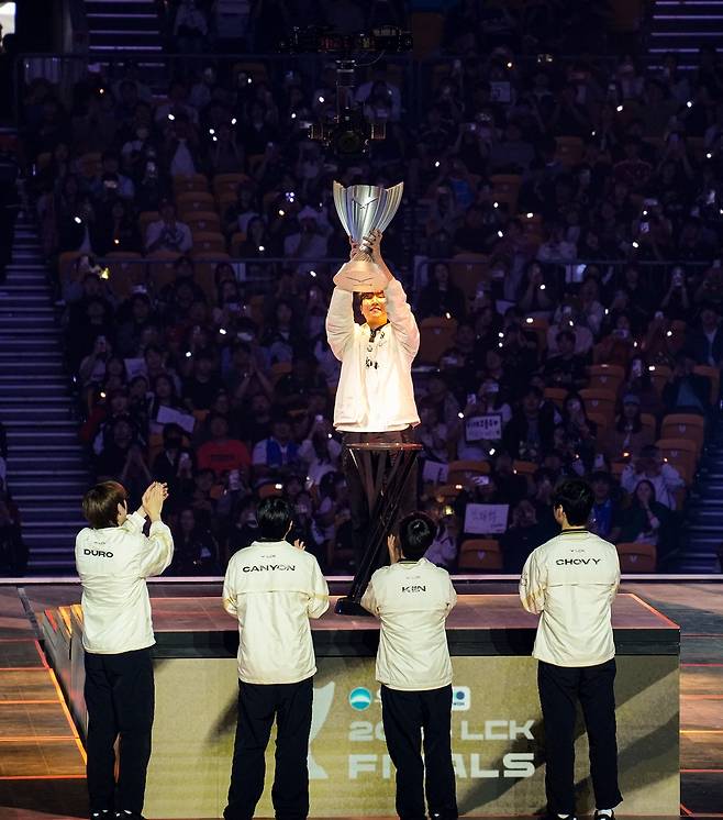 우승 트로피 들어올리는 룰러     (서울=연합뉴스) 김주환 기자 = 젠지 주장 '룰러' 박재혁이 2026 LCK 결승전에서 한화생명e스포츠를 세트 스코어 3:1로 꺾고 우승을 확정한 직후 단상 위에 올라 트로피를 들어올리고 있다. 2026.9.13 jujuk@yna.co.kr